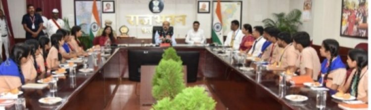 राज्यपाल से मिले हाई स्कूल के विद्यार्थी, जीवन में सफलता के लिए दिया मार्गदर्शन
