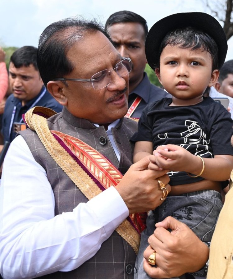 सरल और सहज मुख्यमंत्री विष्णु देव साय का दिखा अपनत्व, नन्हे इवान को गोद में लेकर किया दुलार