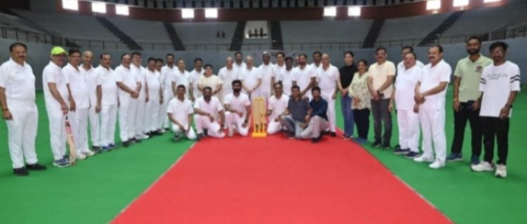 रजत जयंती के अवसर पर छत्तीसगढ़ उच्च न्यायालय के न्यायाधीशगण व बार एसोसिएशन सदस्यगण के मध्य मैत्री क्रिकेट मैच का आयोजन किया गया