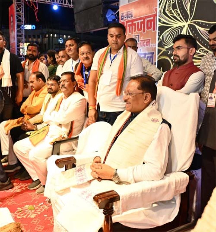 विविध पौराणिक प्रसंगों एवं आधुनिक घटनाओं पर आधारित सुसज्जित झांकियां बनी आकर्षण का केंद्र
