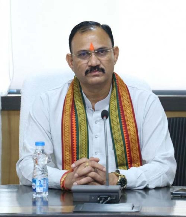 स्वास्थ्य मंत्री की अध्यक्षता में सभी चिकित्सा महाविद्यालयों के डीन एवं मेडिकल सुपरिटेंडेंट की समीक्षा बैठक