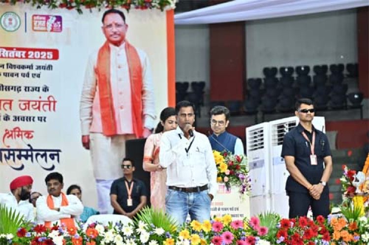 मुख्यमंत्री ने किया दीदी ई-रिक्शा चालक भुनेश्वरी साहू एवं मुख्यमंत्री नोनी बाबू मेधावी शिक्षा सहायता योजना के हितग्राही मनोज साहू से किया संवाद