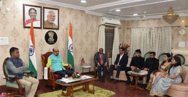 मानवीय संवेदनाओं के साथ कार्य करें: डेका