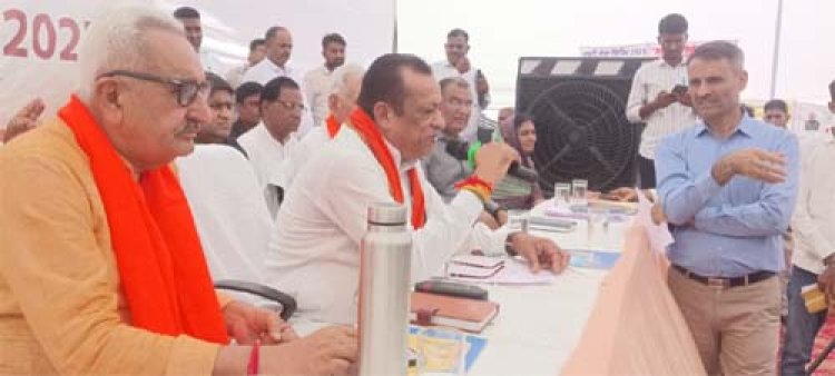 भ्रष्टाचार और लापरवाही बर्दाश्त नहीं- प्रभारी मंत्री कुमावत ने शहरी सेवा शिविर में ई-मित्र का लाइसेंस किया निरस्त