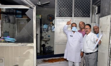 एसएमएस के ट्रोमा सेंटर में आग की घटना एसएमएस अधीक्षक डॉ. भाटी एवं ट्रोमा सेंटर के प्रभारी डॉ. धाकड़ को पद से हटाया