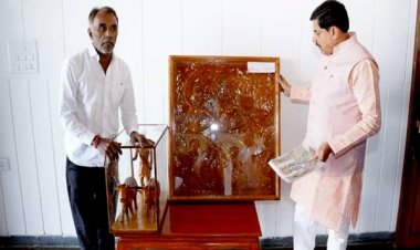 मुख्यमंत्री डॉ. यादव से काष्ठ मूर्ति कलाकार विश्वकर्मा ने की सौजन्य भेंट