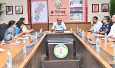 मुख्य सचिव विकासशील ने उच्च स्तरीय बैठक में विभागीय सचिवों से विभागीय काम-काज की ली जानकारी