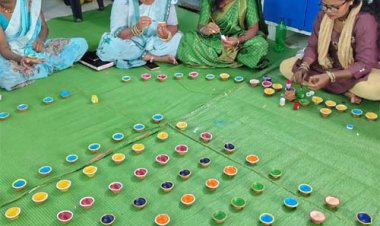 दीये और पूजा सामग्री की बिक्री से समूह की महिलाएं हो रही समृद्ध