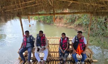 तीरथगढ़ में बांस की नाव पर रोमांच 