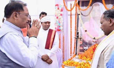 मुख्यमंत्री विष्णु देव साय ने दिवंगत चन्दन बाई जी को दी श्रद्धांजलि:शोक संतप्त परिवार से मिलकर व्यक्त की संवेदना