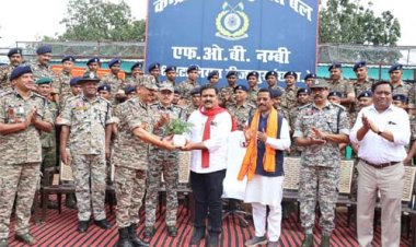 उपमुख्यमंत्री विजय शर्मा ने दूरस्थ ग्राम नंबी में सीआरपीएफ कैंप के जवानों से की मुलाकात