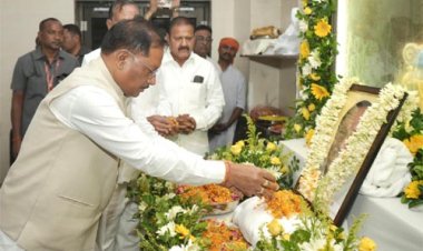 मुख्यमंत्री विष्णु देव साय ने पूर्व विधानसभा उपाध्यक्ष स्वर्गीय बनवारी लाल अग्रवाल को दी श्रद्धांजलि