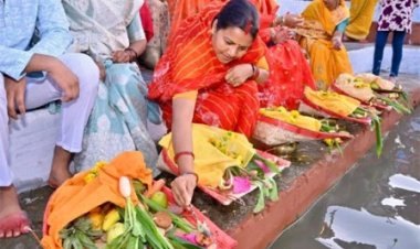 मंत्री लक्ष्मी राजवाड़े ने , सूर्यदेव को अर्पित किया संध्या अर्घ्य