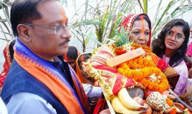 मुख्यमंत्री साय ने कुनकुरी छठ घाट में सूर्य को दिया अर्घ्य:प्रदेश के सुख, समृद्धि और खुशहाली की कामना की