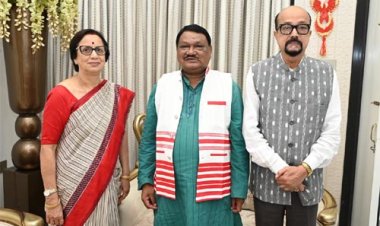 राज्यपाल रमेन डेका से जनजातीय मामलों के केन्द्रीय मंत्री ओराम ने सौजन्य भेंट की