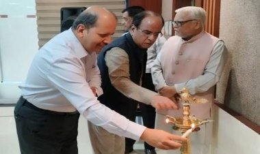 छात्रों के हित को ध्यान में रखकर पुस्तक लेखन का कार्य करें