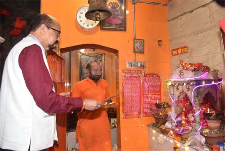 राज्यपाल डेका ने हनुमान मंदिर में पूजा अर्चना की
