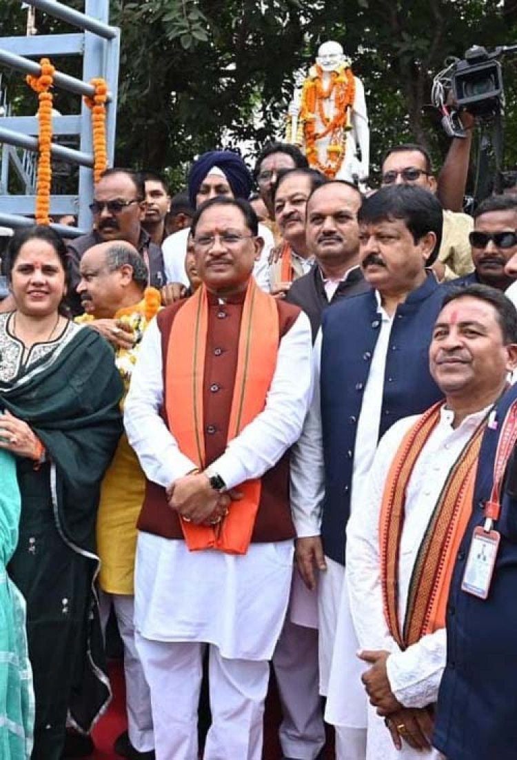 मुख्यमंत्री विष्णुदेव साय ने राष्ट्रपिता महात्मा गांधी और पूर्व प्रधानमंत्री लाल बहादुर शास्त्री की प्रतिमा पर किया माल्यार्पण