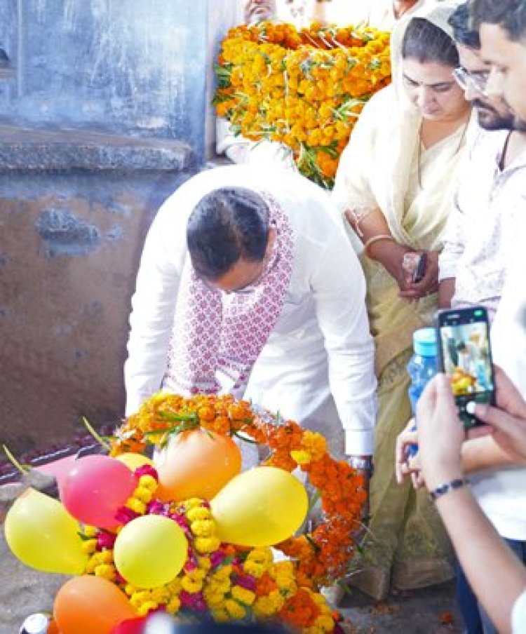 मुख्यमंत्री का भरतपुर दौरा- मुख्यमंत्री भजनलाल शर्मा ने पूर्व विधानसभा अध्यक्ष स्व. गिरिराज प्रसाद तिवारी को श्रद्धासुमन अर्पित किए