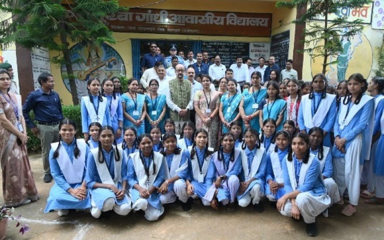 कस्तूरबा गांधी बालिका आवासीय विद्यालय रजपुरीकला पहुंचे राज्यपाल रमेन डेका