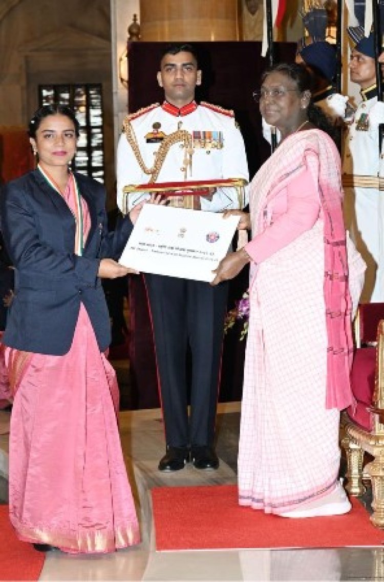 राष्ट्रपति ने एनएसएस के स्वयंसेवक आयुषी सिन्हा एवं सौमित दुबे को किया पुरस्कृत