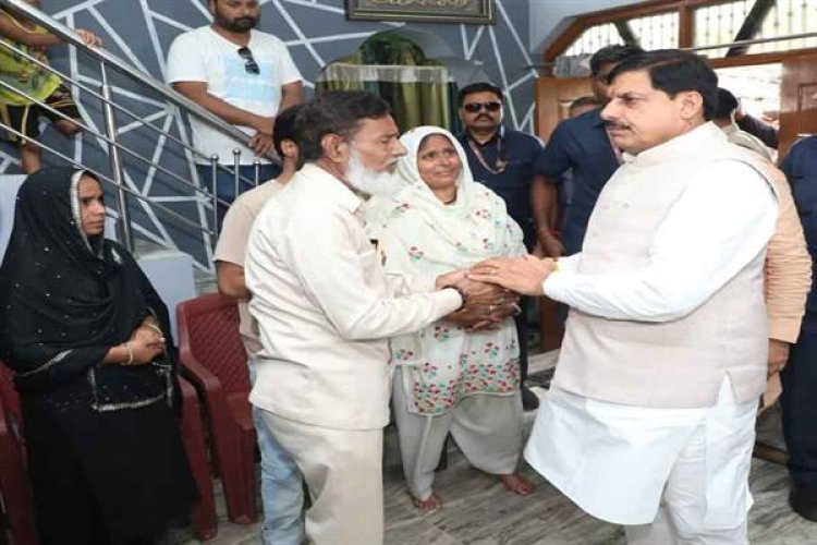 मुख्यमंत्री डॉ. यादव ने परासिया में प्रभावित परिवारों के घर जाकर की मुलाकात