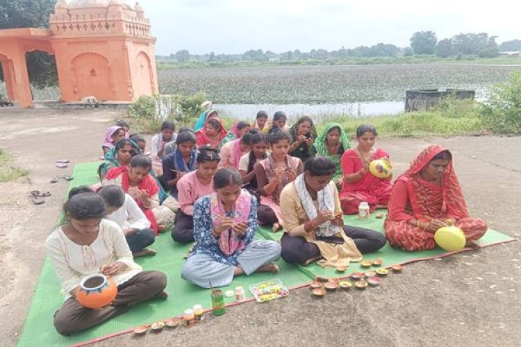 दीपावली पर मंडला की जनजातीय महिलाएं रच रहीं परंपरा और रंगों का संगम