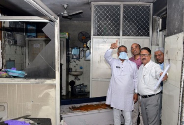एसएमएस के ट्रोमा सेंटर में आग की घटना एसएमएस अधीक्षक डॉ. भाटी एवं ट्रोमा सेंटर के प्रभारी डॉ. धाकड़ को पद से हटाया