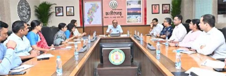 मुख्य सचिव विकासशील ने उच्च स्तरीय बैठक में विभागीय सचिवों से विभागीय काम-काज की ली जानकारी