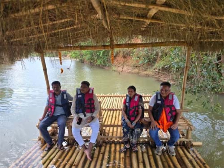 तीरथगढ़ में बांस की नाव पर रोमांच 