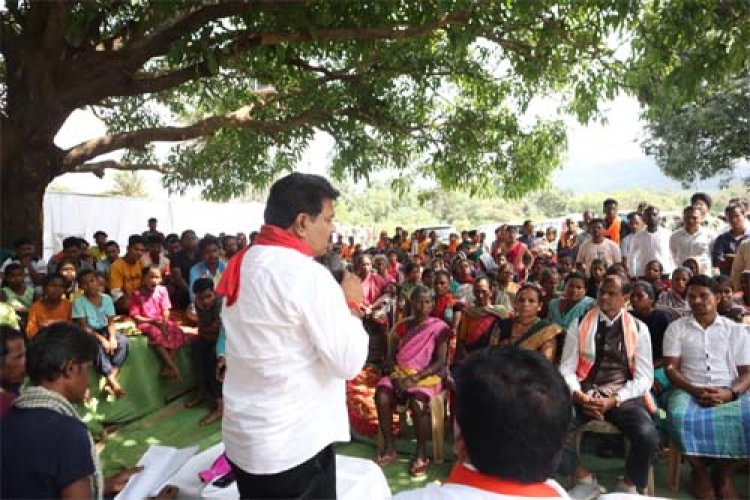 उप मुख्यमंत्री विजय शर्मा ने सुदूर संवेदनशील ग्राम कच्चापाल में ग्रामीणों के साथ किया संवाद