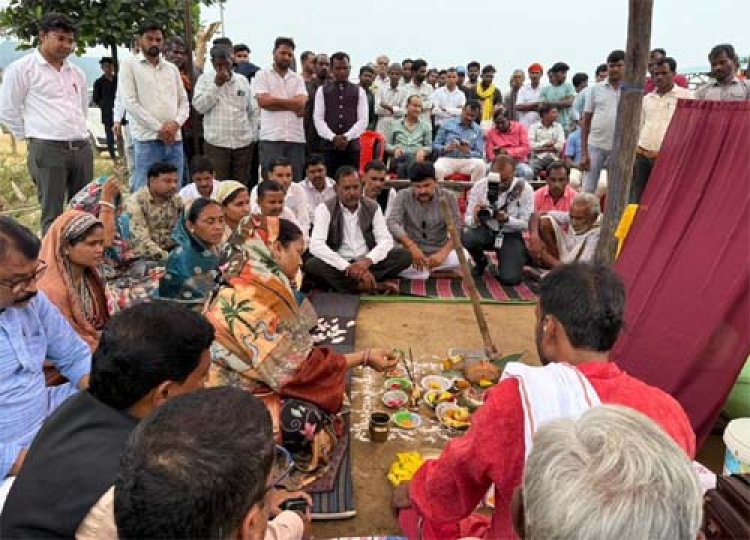 मंत्री लक्ष्मी राजवाड़े ने लांजित में जलाशय जीर्णाेद्धार कार्य का किया भूमिपूजन
