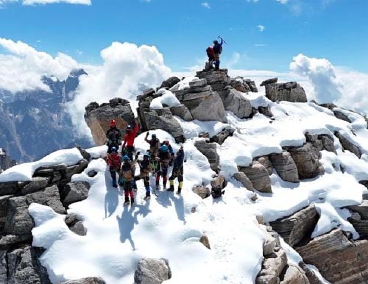 हिमालय में गूँजी जशपुर की गूंज: आदिवासी युवाओं ने जगतसुख पीक पर खोला नया मार्ग