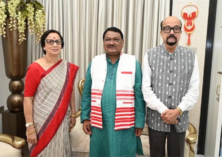 राज्यपाल रमेन डेका से जनजातीय मामलों के केन्द्रीय मंत्री ओराम ने सौजन्य भेंट की