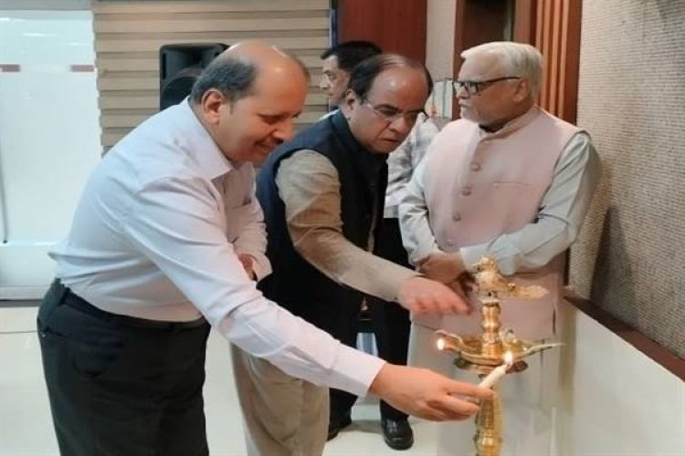 छात्रों के हित को ध्यान में रखकर पुस्तक लेखन का कार्य करें