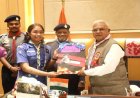 राज्यपाल पटेल को भारत स्काउट्स एवं गाइड्स का बैज और स्कार्फ पहनाया