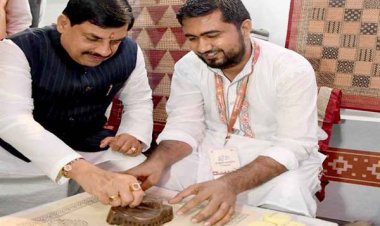 मुख्यमंत्री डॉ. यादव ने मध्यदेश स्थापना दिवस पर बाग प्रिंट का ठप्पा लगाकर पारंपरिक कला को किया प्रोत्साहित
