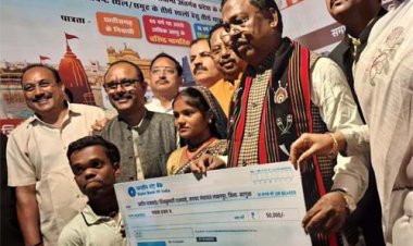 कृषि मंत्री नेताम ने राज्योत्सव में 6 दिव्यांगजनों को सहायक उपकरण एवं आर्थिक सहायता प्रदान की