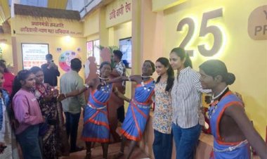 राज्योत्सव में आदिम जाति कल्याण विभाग के स्टॉल में उमड़ रहा लोगों का हुजूम
