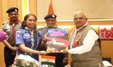 राज्यपाल पटेल को भारत स्काउट्स एवं गाइड्स का बैज और स्कार्फ पहनाया