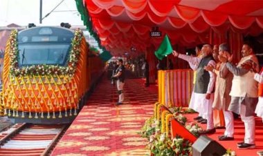 प्रधानमंत्री मोदी ने बनारस-खजुराहो वंदे भारत ट्रेन की दी सौगात