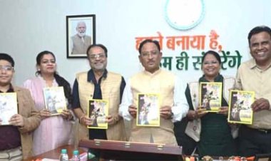 मुख्यमंत्री ने किया शंकर पांडे की पुस्तक 'छत्तीसगढ़ अतीत से अब तक' का विमोचन