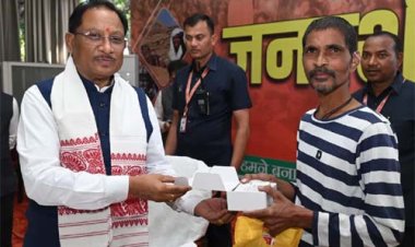 मुख्यमंत्री विष्णुदेव साय ने समझी पीड़ा, तुरंत बढ़ाया कदम: रमन निर्मलकर को सौंपा श्रवण यंत्र