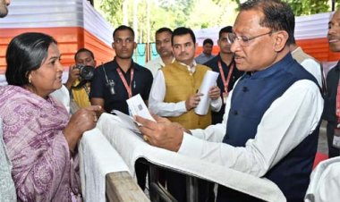 जनदर्शन : मुख्यमंत्री विष्णु देव साय ने आमजन की समस्याएँ सुनीं, मौके पर दिए त्वरित समाधान