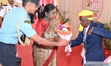 राष्ट्रपति द्रौपदी मुर्मु ने जनजातीय समाज प्रमुखों और स्वतंत्रता संग्राम सेनानियों से की मुलाकात