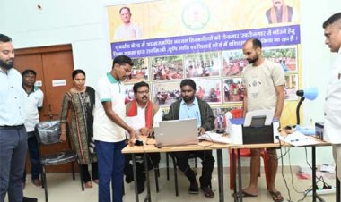 पुनर्वासित युवाओं के साथ उपमुख्यमंत्री ने लगाई चौपाल, खुद बैठकर युवाओं के बनवाये आधारभूत दस्तावेज