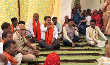 उपमुख्यमंत्री विजय शर्मा ने भैंसबोड़ में चौपाल लगाकर जमीन पर बैठ सुनीं ग्रामीणों की समस्याएं