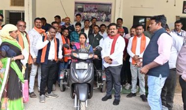 वनांचल की दिव्यांग आंगनबाड़ी कार्यकर्ता को उपमुख्यमंत्री ने दिलाई स्कूटी