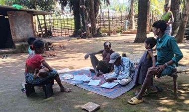 जंगल-पहाड़ों के रास्तों से मतदाताओं तक पहुंच रही टीम