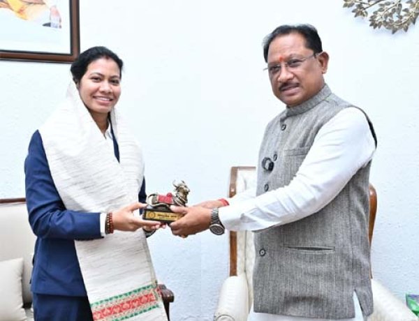 वर्ल्ड कप विजेता भारतीय महिला क्रिकेट टीम की फिजियोथेरेपिस्ट आकांक्षा सत्यवंशी ने मुख्यमंत्री से की मुलाकात